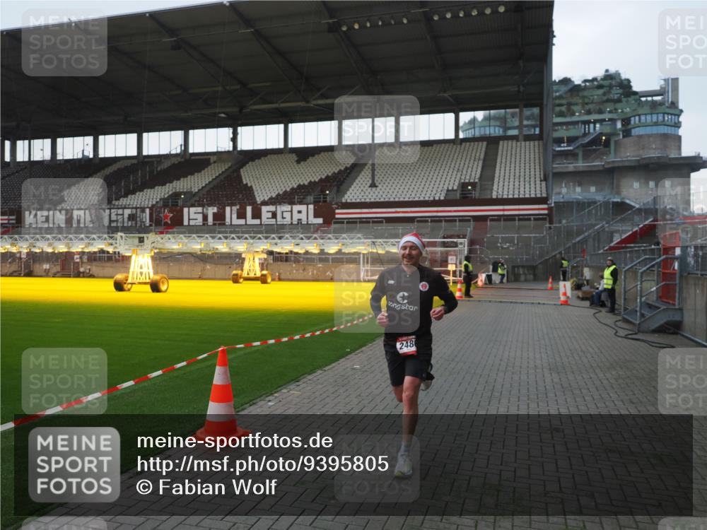 07.12.2025 - St. Pauli X-Mass-Run No. 15 Fabian Wolf http://msf.ph/oto/9395805 07.12.2025 10:32:57 Ziel 2486 meine-sportfotos.de