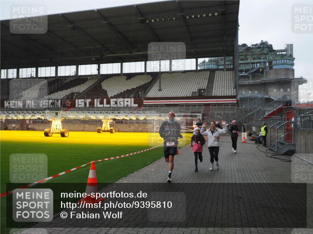07.12.2025 - St. Pauli X-Mass-Run No. 15 Fabian Wolf http://msf.ph/oto/9395810 07.12.2025 10:33:10 Ziel 83, 1268, 2486, 3543, 3548, 3901, 3902 meine-sportfotos.de