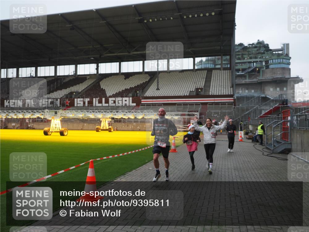 07.12.2025 - St. Pauli X-Mass-Run No. 15 Fabian Wolf http://msf.ph/oto/9395811 07.12.2025 10:33:10 Ziel 83, 1268, 2486, 3543, 3548, 3901, 3902 meine-sportfotos.de