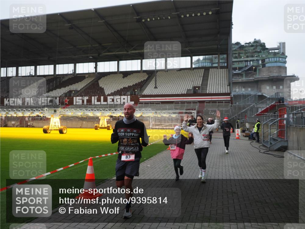 07.12.2025 - St. Pauli X-Mass-Run No. 15 Fabian Wolf http://msf.ph/oto/9395814 07.12.2025 10:33:11 Ziel 83, 1268, 2486, 3543, 3548, 3901, 3902 meine-sportfotos.de