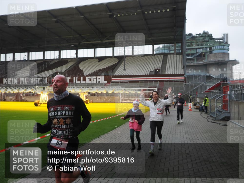 07.12.2025 - St. Pauli X-Mass-Run No. 15 Fabian Wolf http://msf.ph/oto/9395816 07.12.2025 10:33:11 Ziel 83, 1268, 2486, 3543, 3548, 3901, 3902 meine-sportfotos.de