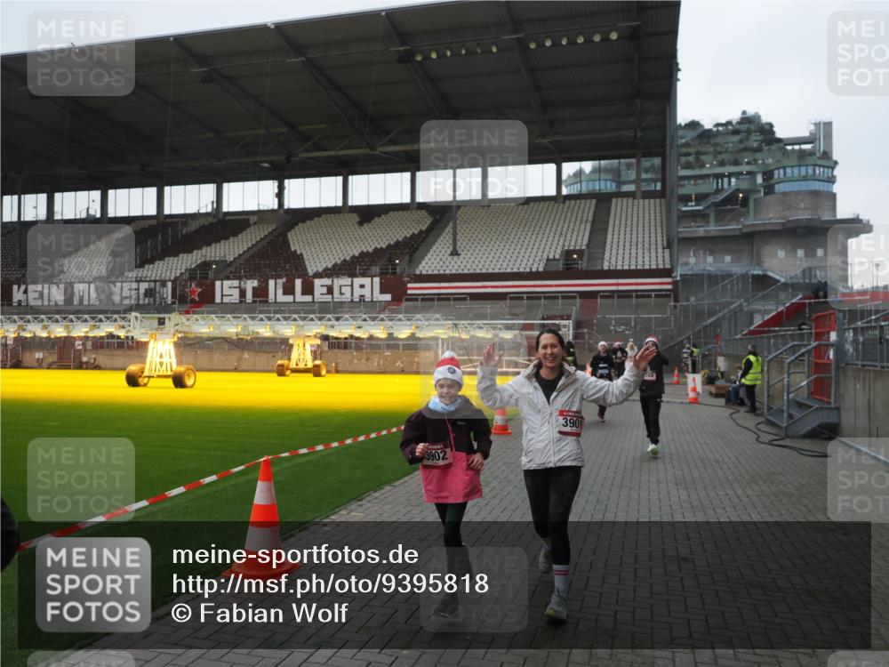 07.12.2025 - St. Pauli X-Mass-Run No. 15 Fabian Wolf http://msf.ph/oto/9395818 07.12.2025 10:33:11 Ziel 83, 1268, 2486, 3543, 3548, 3901, 3902 meine-sportfotos.de
