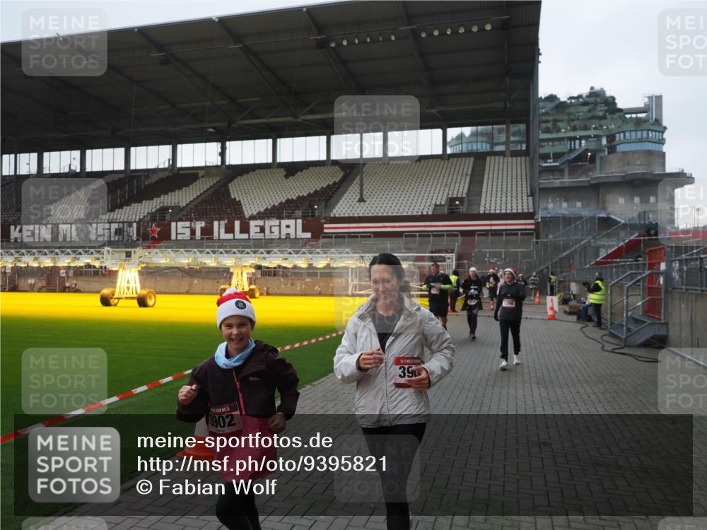 07.12.2025 - St. Pauli X-Mass-Run No. 15 Fabian Wolf http://msf.ph/oto/9395821 07.12.2025 10:33:12 Ziel 83, 1268, 2054, 2486, 3543, 3548, 3901, 3902 meine-sportfotos.de