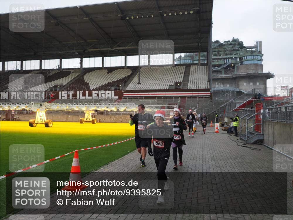 07.12.2025 - St. Pauli X-Mass-Run No. 15 Fabian Wolf http://msf.ph/oto/9395825 07.12.2025 10:33:16 Ziel 83, 498, 1268, 1329, 2054, 3543, 3548, 3791, 3901, 3902 meine-sportfotos.de