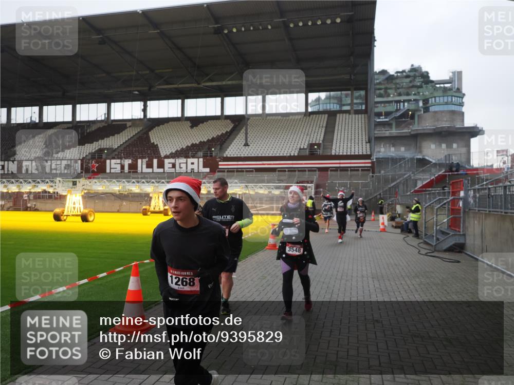 07.12.2025 - St. Pauli X-Mass-Run No. 15 Fabian Wolf http://msf.ph/oto/9395829 07.12.2025 10:33:16 Ziel 83, 498, 1268, 1329, 2054, 3543, 3548, 3791, 3901, 3902 meine-sportfotos.de