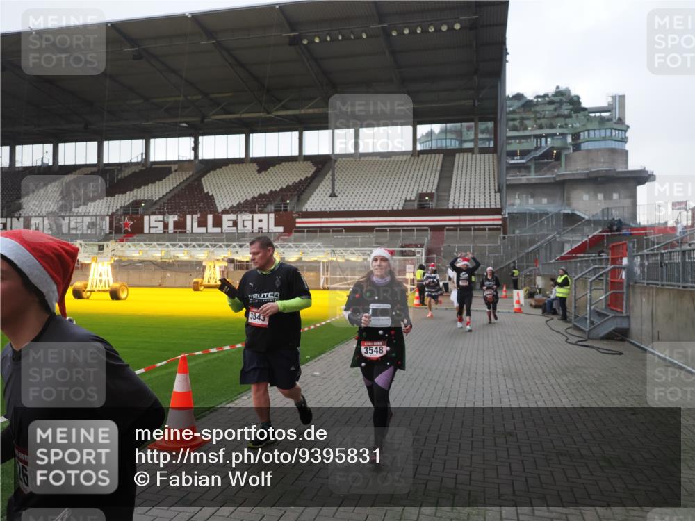 07.12.2025 - St. Pauli X-Mass-Run No. 15 Fabian Wolf http://msf.ph/oto/9395831 07.12.2025 10:33:17 Ziel 83, 498, 1268, 1329, 2054, 3543, 3548, 3791, 3901, 3902 meine-sportfotos.de
