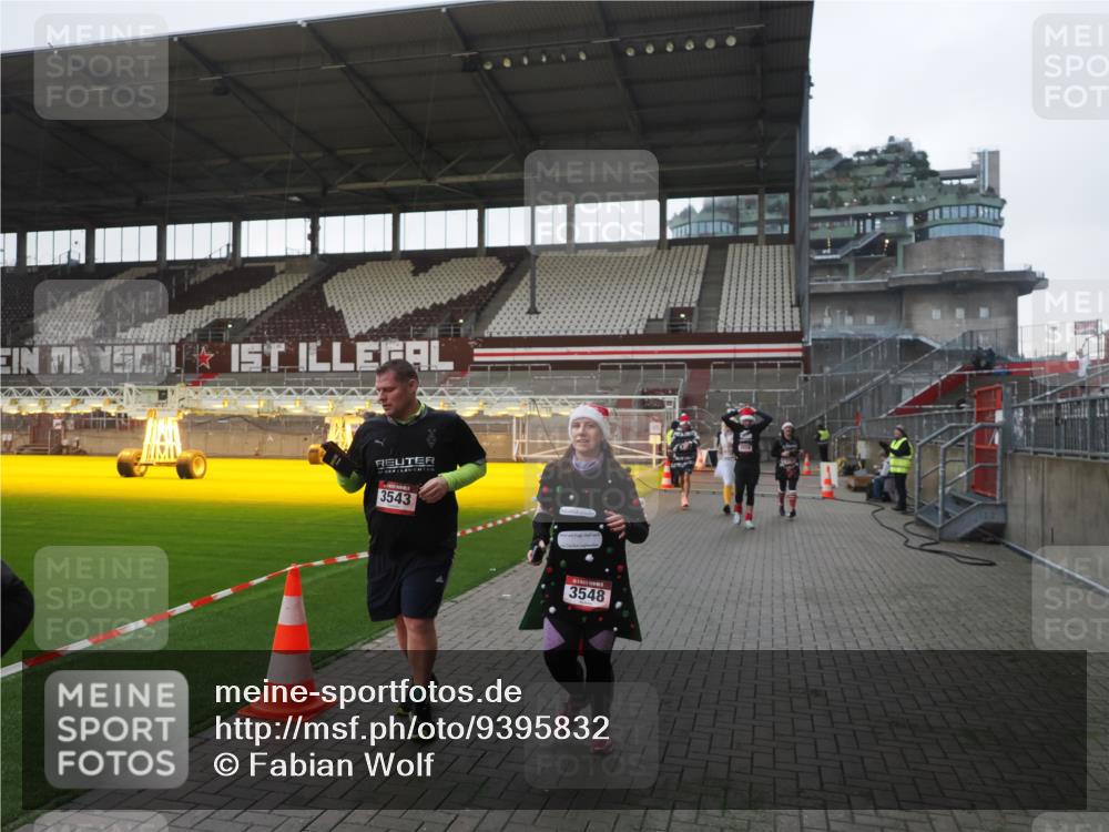 07.12.2025 - St. Pauli X-Mass-Run No. 15 Fabian Wolf http://msf.ph/oto/9395832 07.12.2025 10:33:17 Ziel 83, 498, 1268, 1329, 2054, 3543, 3548, 3791, 3901, 3902 meine-sportfotos.de