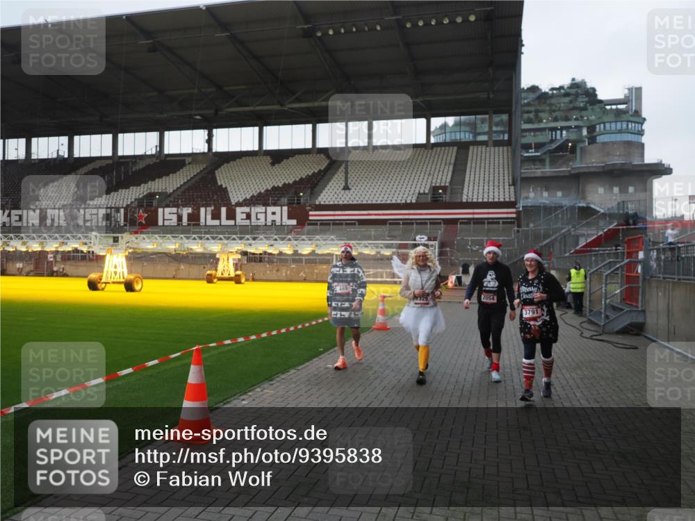 07.12.2025 - St. Pauli X-Mass-Run No. 15 Fabian Wolf http://msf.ph/oto/9395838 07.12.2025 10:33:21 Ziel 83, 498, 1268, 1329, 2054, 3543, 3548, 3791, 3901, 3902 meine-sportfotos.de