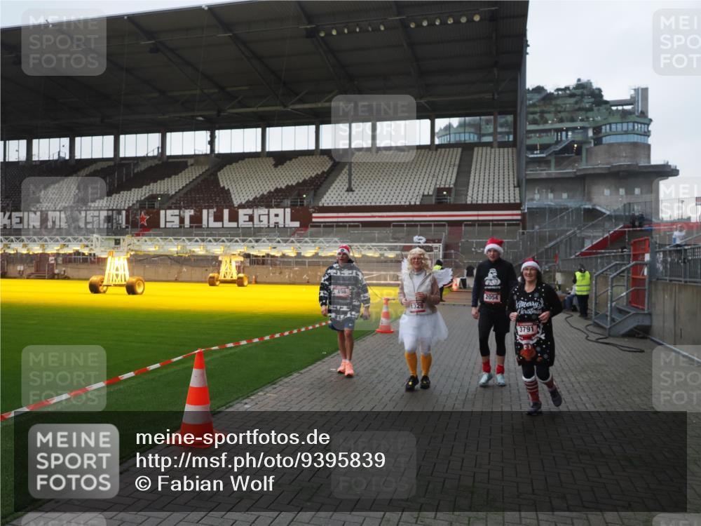 07.12.2025 - St. Pauli X-Mass-Run No. 15 Fabian Wolf http://msf.ph/oto/9395839 07.12.2025 10:33:21 Ziel 83, 498, 1268, 1329, 2054, 3543, 3548, 3791, 3901, 3902 meine-sportfotos.de