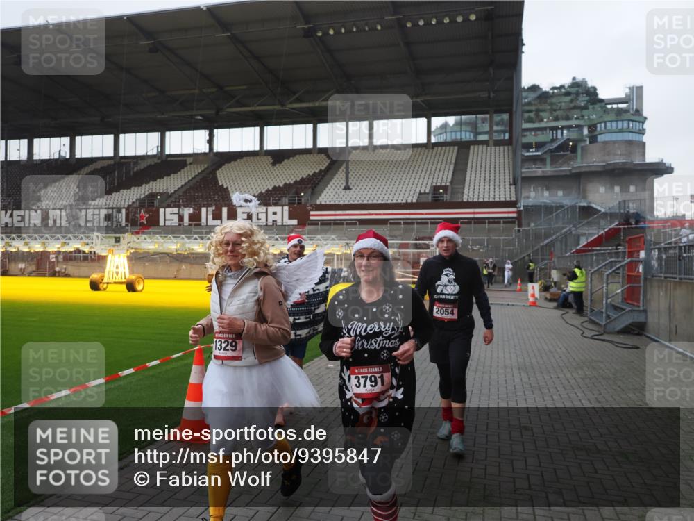 07.12.2025 - St. Pauli X-Mass-Run No. 15 Fabian Wolf http://msf.ph/oto/9395847 07.12.2025 10:33:23 Ziel 83, 498, 1268, 1329, 2054, 3543, 3548, 3791, 3901, 3902 meine-sportfotos.de