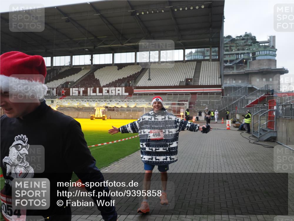 07.12.2025 - St. Pauli X-Mass-Run No. 15 Fabian Wolf http://msf.ph/oto/9395858 07.12.2025 10:33:25 Ziel 83, 498, 828, 1268, 1329, 2054, 3543, 3548, 3791 meine-sportfotos.de