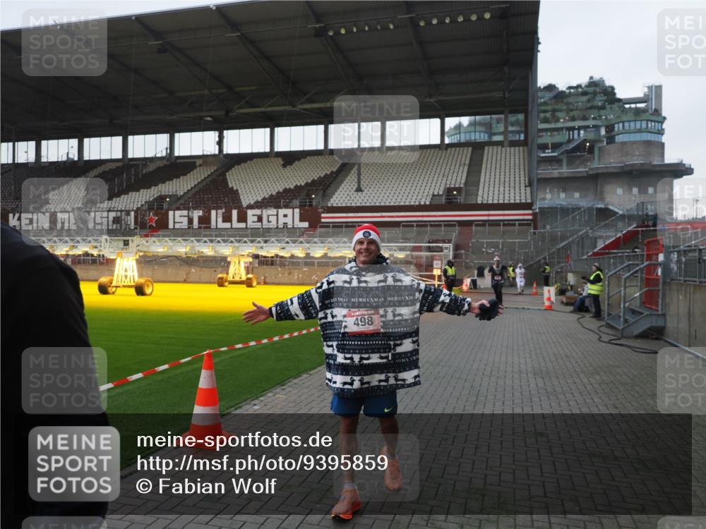 07.12.2025 - St. Pauli X-Mass-Run No. 15 Fabian Wolf http://msf.ph/oto/9395859 07.12.2025 10:33:25 Ziel 83, 498, 828, 1268, 1329, 2054, 3543, 3548, 3791 meine-sportfotos.de