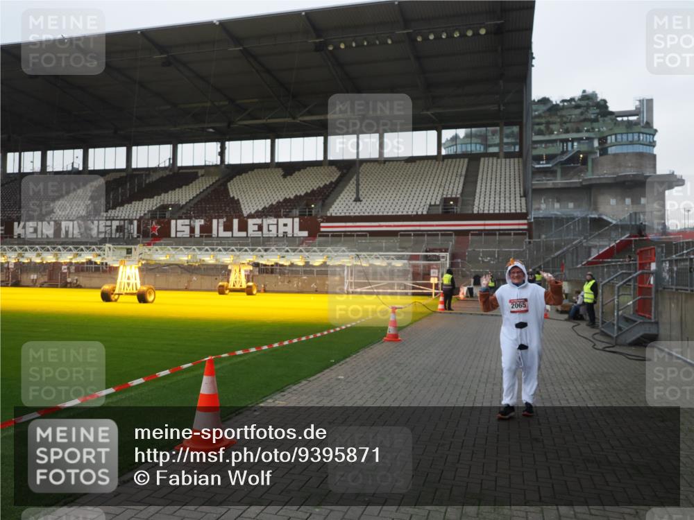 07.12.2025 - St. Pauli X-Mass-Run No. 15 Fabian Wolf http://msf.ph/oto/9395871 07.12.2025 10:33:36 Ziel 828, 2065 meine-sportfotos.de