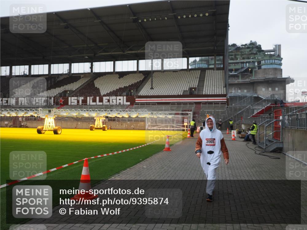 07.12.2025 - St. Pauli X-Mass-Run No. 15 Fabian Wolf http://msf.ph/oto/9395874 07.12.2025 10:33:37 Ziel 828, 2065 meine-sportfotos.de