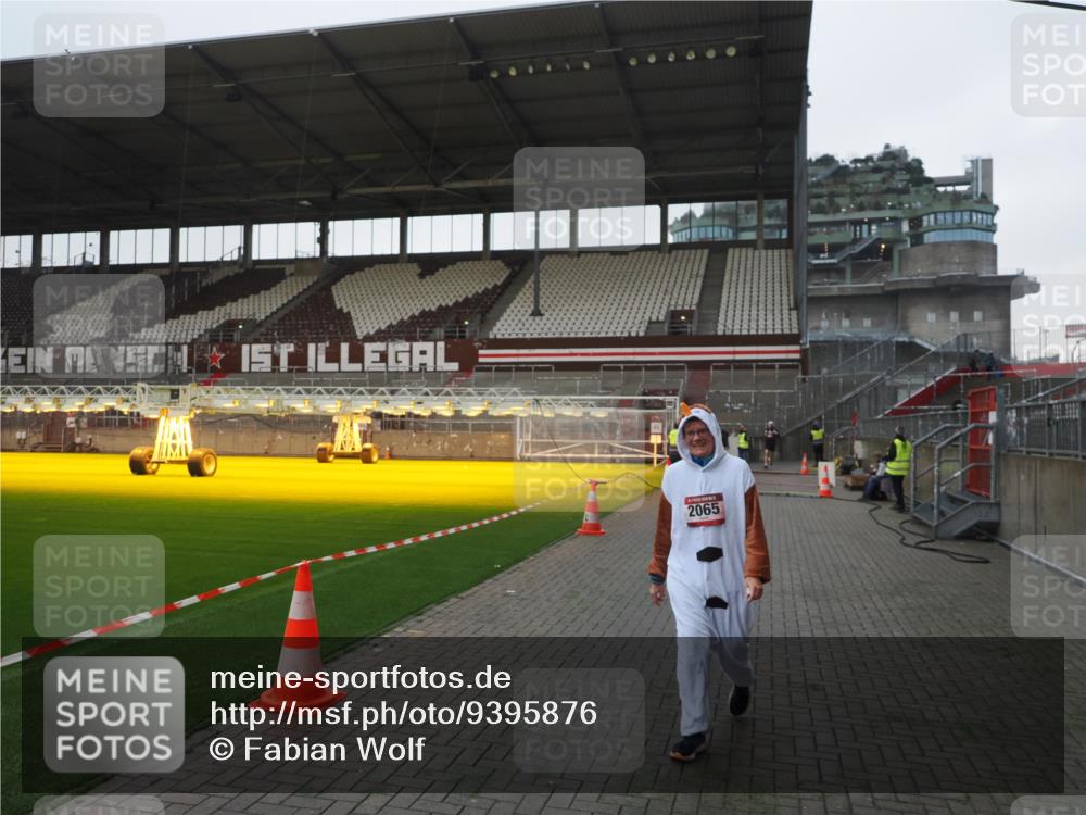07.12.2025 - St. Pauli X-Mass-Run No. 15 Fabian Wolf http://msf.ph/oto/9395876 07.12.2025 10:33:38 Ziel 828, 2065 meine-sportfotos.de