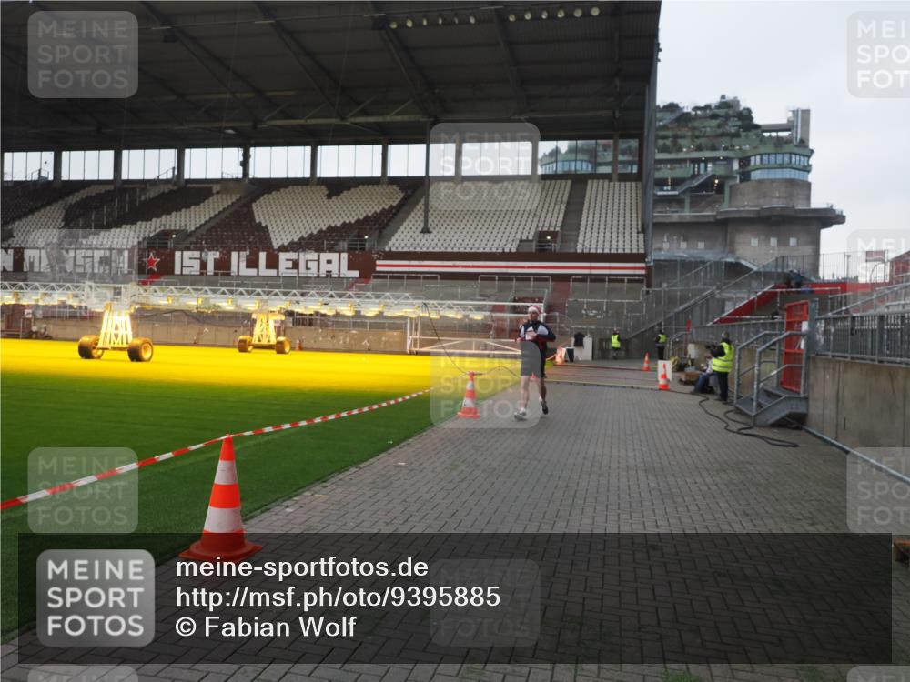 07.12.2025 - St. Pauli X-Mass-Run No. 15 Fabian Wolf http://msf.ph/oto/9395885 07.12.2025 10:33:44 Ziel 828, 2065, 2558 meine-sportfotos.de