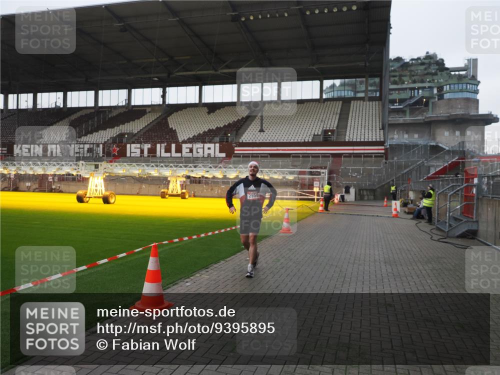 07.12.2025 - St. Pauli X-Mass-Run No. 15 Fabian Wolf http://msf.ph/oto/9395895 07.12.2025 10:33:47 Ziel 2065, 2558 meine-sportfotos.de