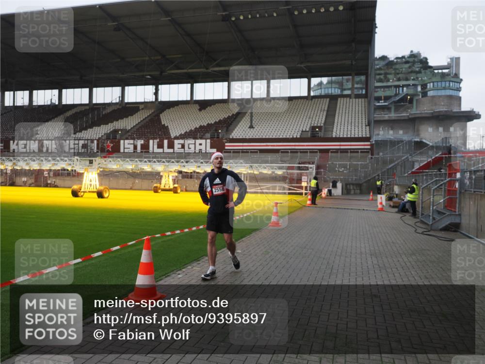 07.12.2025 - St. Pauli X-Mass-Run No. 15 Fabian Wolf http://msf.ph/oto/9395897 07.12.2025 10:33:48 Ziel 2558 meine-sportfotos.de
