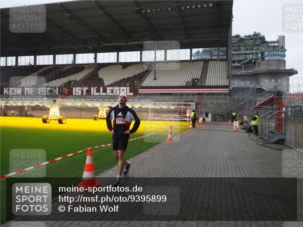 07.12.2025 - St. Pauli X-Mass-Run No. 15 Fabian Wolf http://msf.ph/oto/9395899 07.12.2025 10:33:48 Ziel 2558 meine-sportfotos.de
