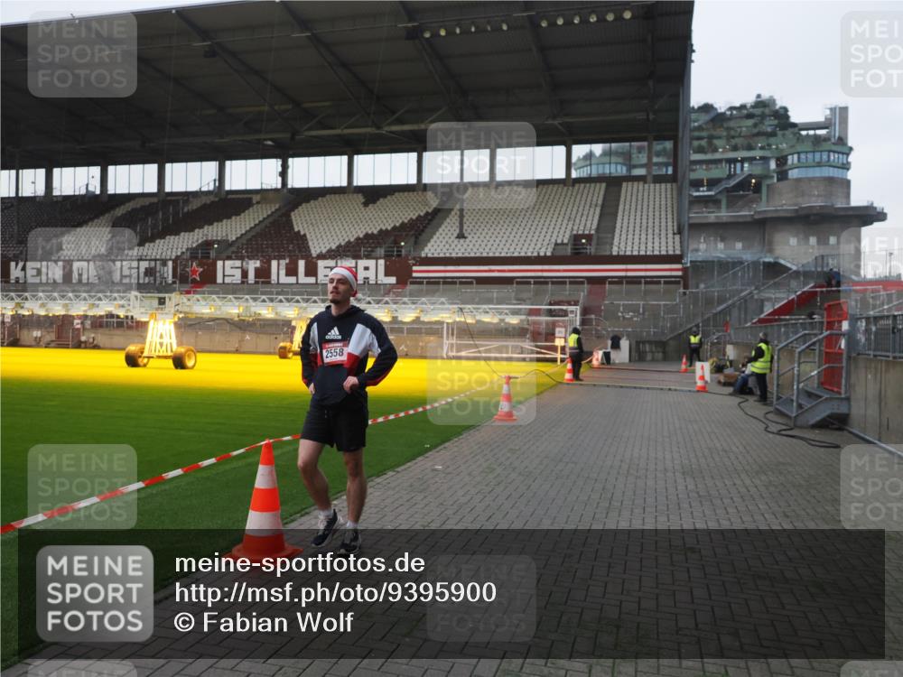 07.12.2025 - St. Pauli X-Mass-Run No. 15 Fabian Wolf http://msf.ph/oto/9395900 07.12.2025 10:33:48 Ziel 2558 meine-sportfotos.de