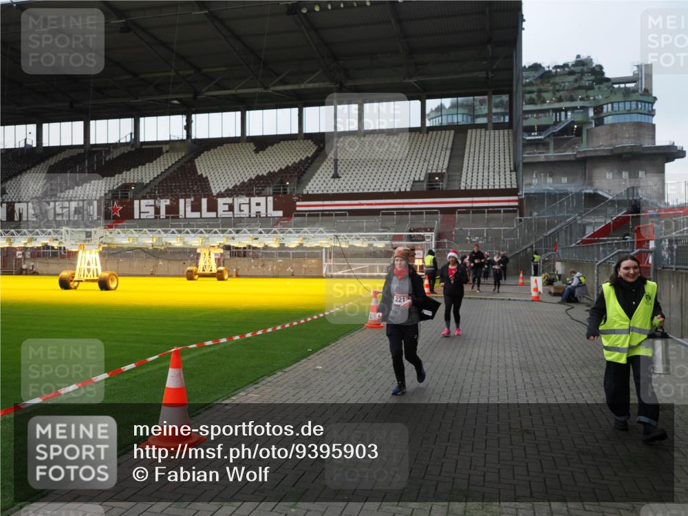 07.12.2025 - St. Pauli X-Mass-Run No. 15 Fabian Wolf http://msf.ph/oto/9395903 07.12.2025 10:34:28 Ziel 2212, 2639, 3389, 3390 meine-sportfotos.de