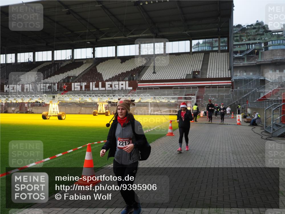 07.12.2025 - St. Pauli X-Mass-Run No. 15 Fabian Wolf http://msf.ph/oto/9395906 07.12.2025 10:34:30 Ziel 2212, 2639, 3389, 3390, 4337 meine-sportfotos.de