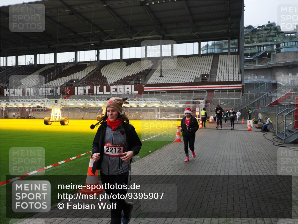 07.12.2025 - St. Pauli X-Mass-Run No. 15 Fabian Wolf http://msf.ph/oto/9395907 07.12.2025 10:34:30 Ziel 2212, 2639, 3389, 3390, 4337 meine-sportfotos.de