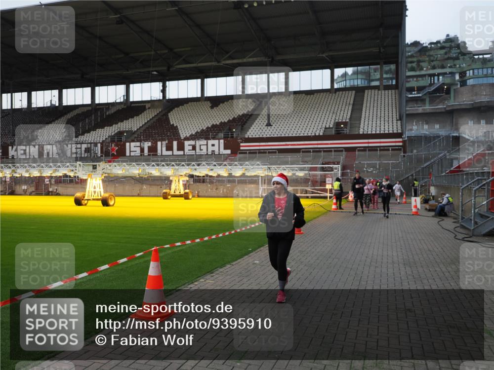 07.12.2025 - St. Pauli X-Mass-Run No. 15 Fabian Wolf http://msf.ph/oto/9395910 07.12.2025 10:34:31 Ziel 2212, 2639, 3389, 3390, 4316, 4317, 4336, 4337 meine-sportfotos.de