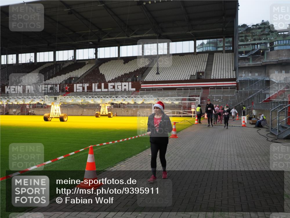 07.12.2025 - St. Pauli X-Mass-Run No. 15 Fabian Wolf http://msf.ph/oto/9395911 07.12.2025 10:34:31 Ziel 2212, 2639, 3389, 3390, 4316, 4317, 4336, 4337 meine-sportfotos.de