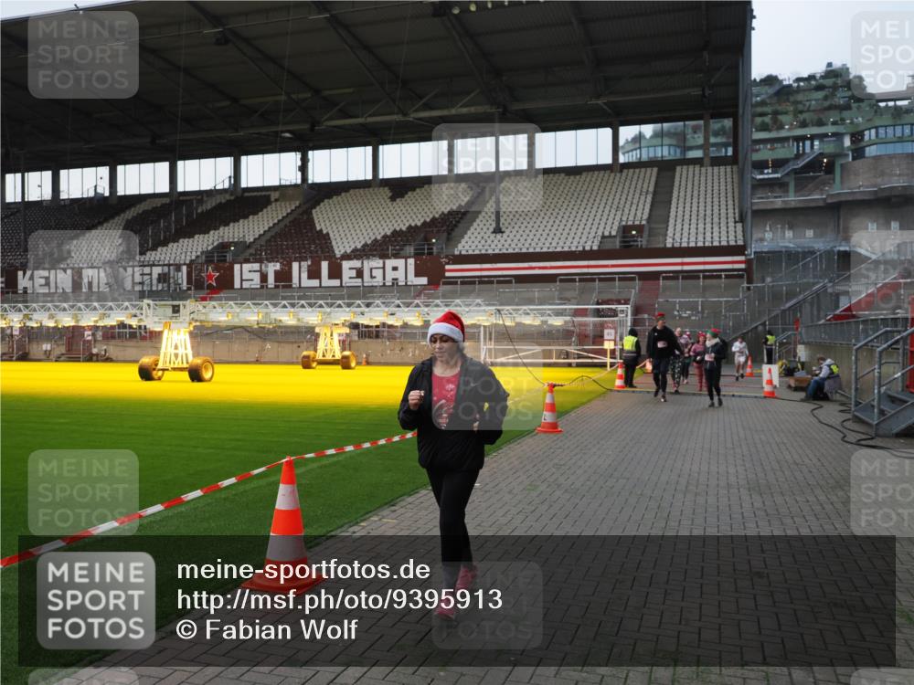 07.12.2025 - St. Pauli X-Mass-Run No. 15 Fabian Wolf http://msf.ph/oto/9395913 07.12.2025 10:34:32 Ziel 2212, 2639, 3389, 3390, 4316, 4317, 4336, 4337 meine-sportfotos.de