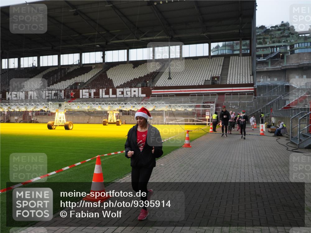 07.12.2025 - St. Pauli X-Mass-Run No. 15 Fabian Wolf http://msf.ph/oto/9395914 07.12.2025 10:34:32 Ziel 2212, 2639, 3389, 3390, 4316, 4317, 4336, 4337 meine-sportfotos.de