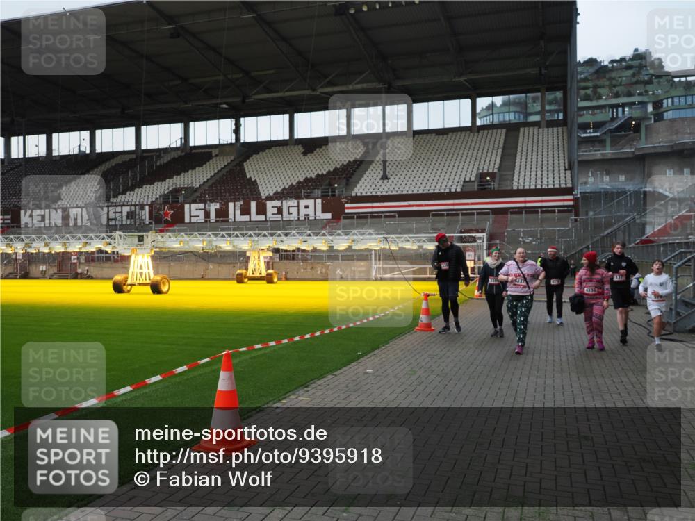 07.12.2025 - St. Pauli X-Mass-Run No. 15 Fabian Wolf http://msf.ph/oto/9395918 07.12.2025 10:34:37 Ziel 137, 578, 2212, 2639, 3389, 3390, 4316, 4317, 4336, 4337 meine-sportfotos.de