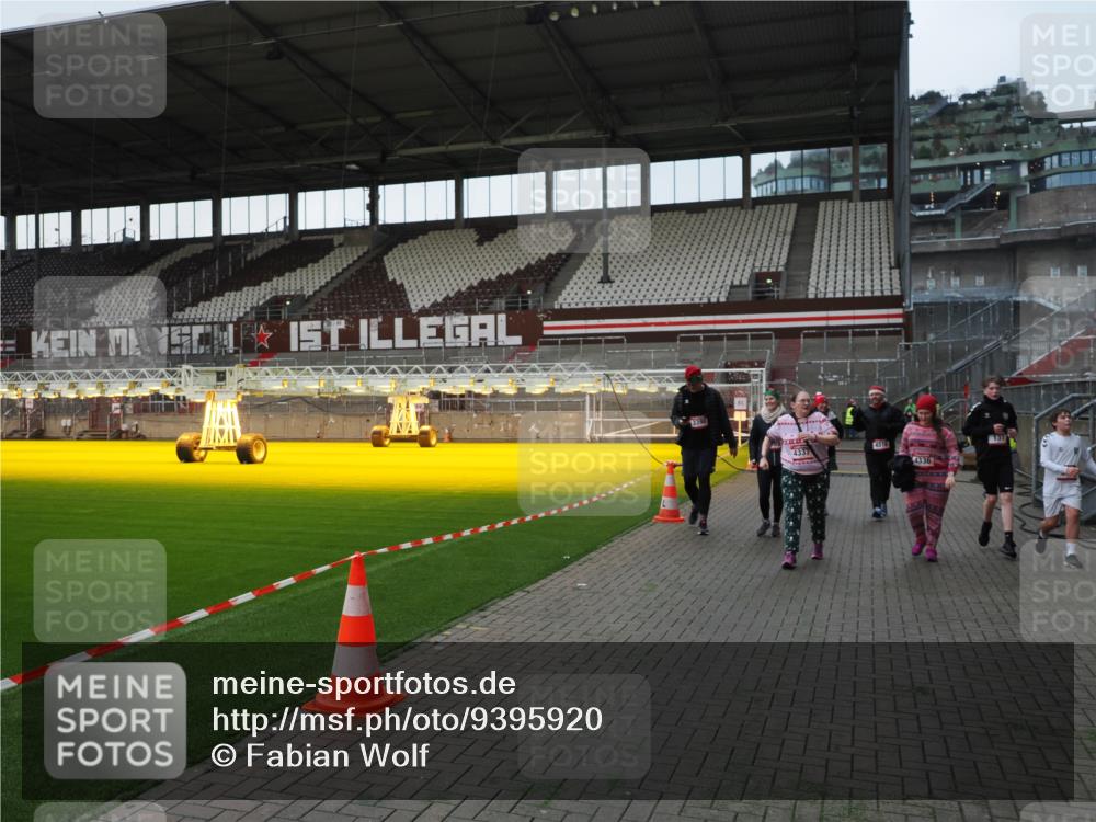 07.12.2025 - St. Pauli X-Mass-Run No. 15 Fabian Wolf http://msf.ph/oto/9395920 07.12.2025 10:34:37 Ziel 137, 578, 2212, 2639, 3389, 3390, 4316, 4317, 4336, 4337 meine-sportfotos.de
