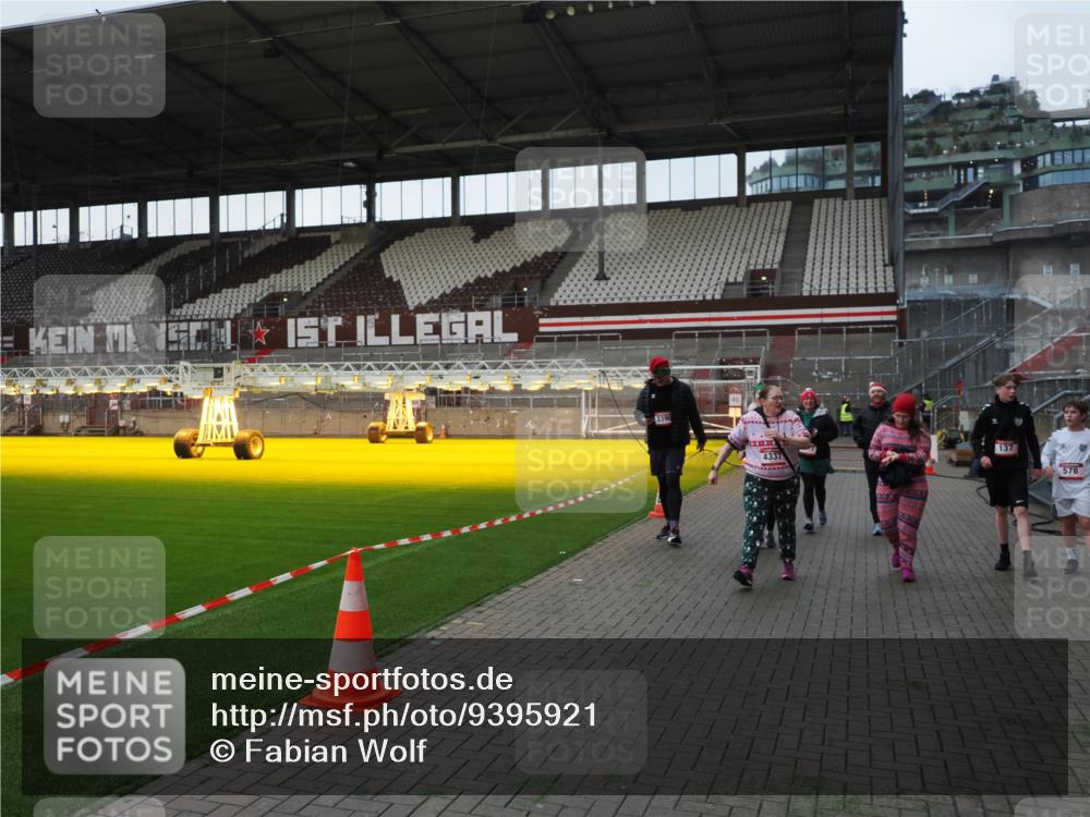 07.12.2025 - St. Pauli X-Mass-Run No. 15 Fabian Wolf http://msf.ph/oto/9395921 07.12.2025 10:34:38 Ziel 137, 578, 2212, 2639, 3389, 3390, 4316, 4317, 4336, 4337 meine-sportfotos.de