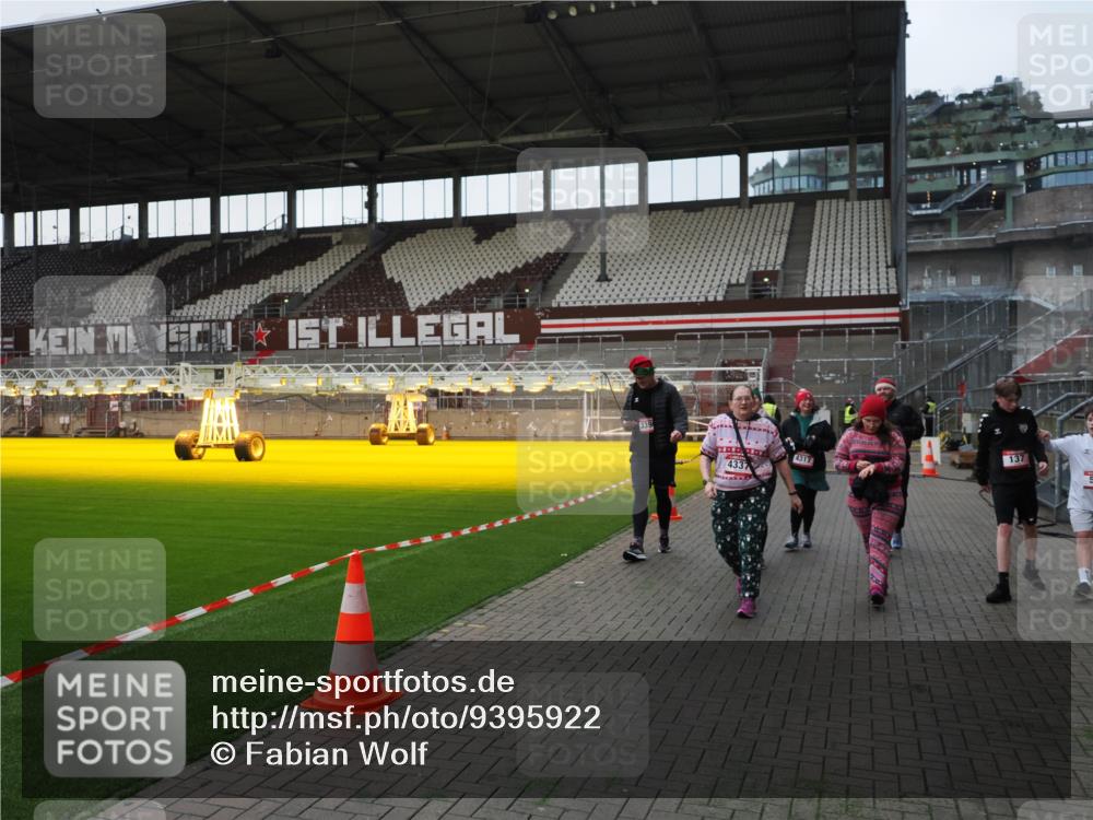 07.12.2025 - St. Pauli X-Mass-Run No. 15 Fabian Wolf http://msf.ph/oto/9395922 07.12.2025 10:34:39 Ziel 137, 578, 2212, 2639, 3389, 3390, 4316, 4317, 4336, 4337 meine-sportfotos.de
