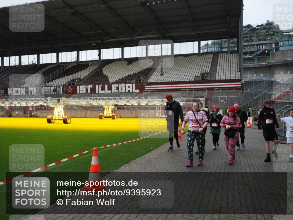 07.12.2025 - St. Pauli X-Mass-Run No. 15 Fabian Wolf http://msf.ph/oto/9395923 07.12.2025 10:34:39 Ziel 137, 578, 2212, 2639, 3389, 3390, 4316, 4317, 4336, 4337 meine-sportfotos.de