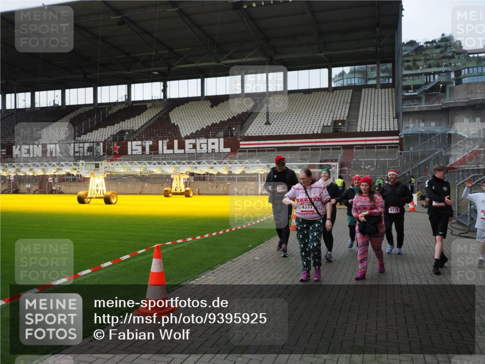 07.12.2025 - St. Pauli X-Mass-Run No. 15 Fabian Wolf http://msf.ph/oto/9395925 07.12.2025 10:34:39 Ziel 137, 578, 2212, 2639, 3389, 3390, 4316, 4317, 4336, 4337 meine-sportfotos.de