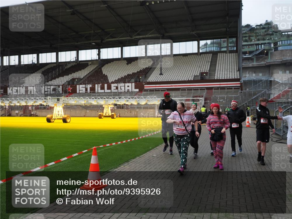 07.12.2025 - St. Pauli X-Mass-Run No. 15 Fabian Wolf http://msf.ph/oto/9395926 07.12.2025 10:34:39 Ziel 137, 578, 2212, 2639, 3389, 3390, 4316, 4317, 4336, 4337 meine-sportfotos.de