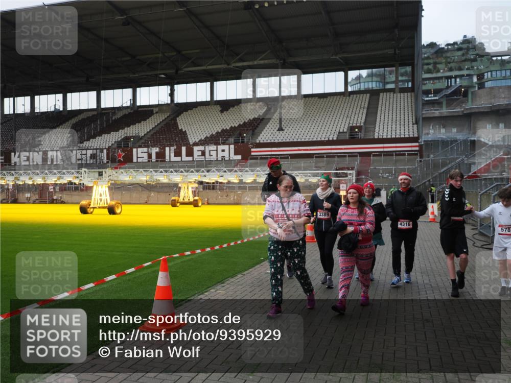 07.12.2025 - St. Pauli X-Mass-Run No. 15 Fabian Wolf http://msf.ph/oto/9395929 07.12.2025 10:34:40 Ziel 137, 578, 2639, 3389, 3390, 4309, 4316, 4317, 4336, 4337 meine-sportfotos.de