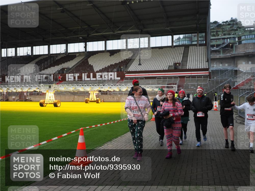 07.12.2025 - St. Pauli X-Mass-Run No. 15 Fabian Wolf http://msf.ph/oto/9395930 07.12.2025 10:34:40 Ziel 137, 578, 2639, 3389, 3390, 4309, 4316, 4317, 4336, 4337 meine-sportfotos.de