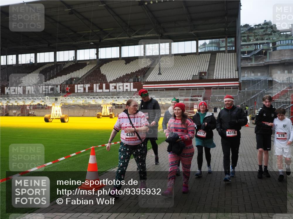 07.12.2025 - St. Pauli X-Mass-Run No. 15 Fabian Wolf http://msf.ph/oto/9395932 07.12.2025 10:34:41 Ziel 137, 578, 2639, 3389, 3390, 4309, 4316, 4317, 4336, 4337 meine-sportfotos.de