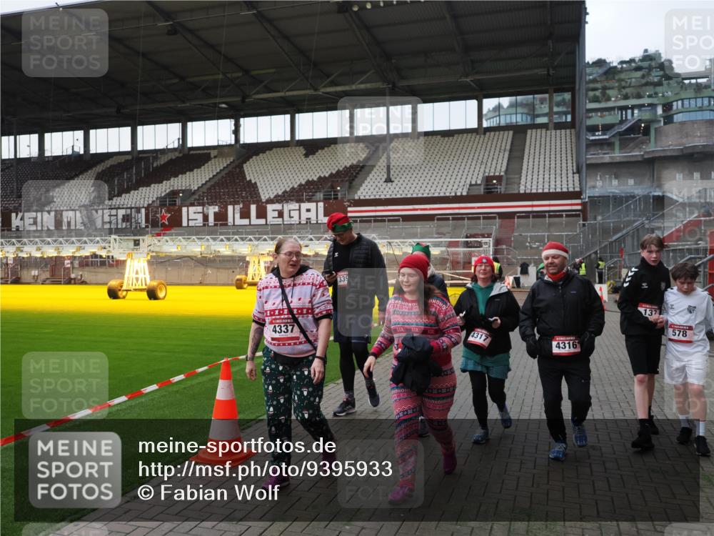 07.12.2025 - St. Pauli X-Mass-Run No. 15 Fabian Wolf http://msf.ph/oto/9395933 07.12.2025 10:34:41 Ziel 137, 578, 2639, 3389, 3390, 4309, 4316, 4317, 4336, 4337 meine-sportfotos.de