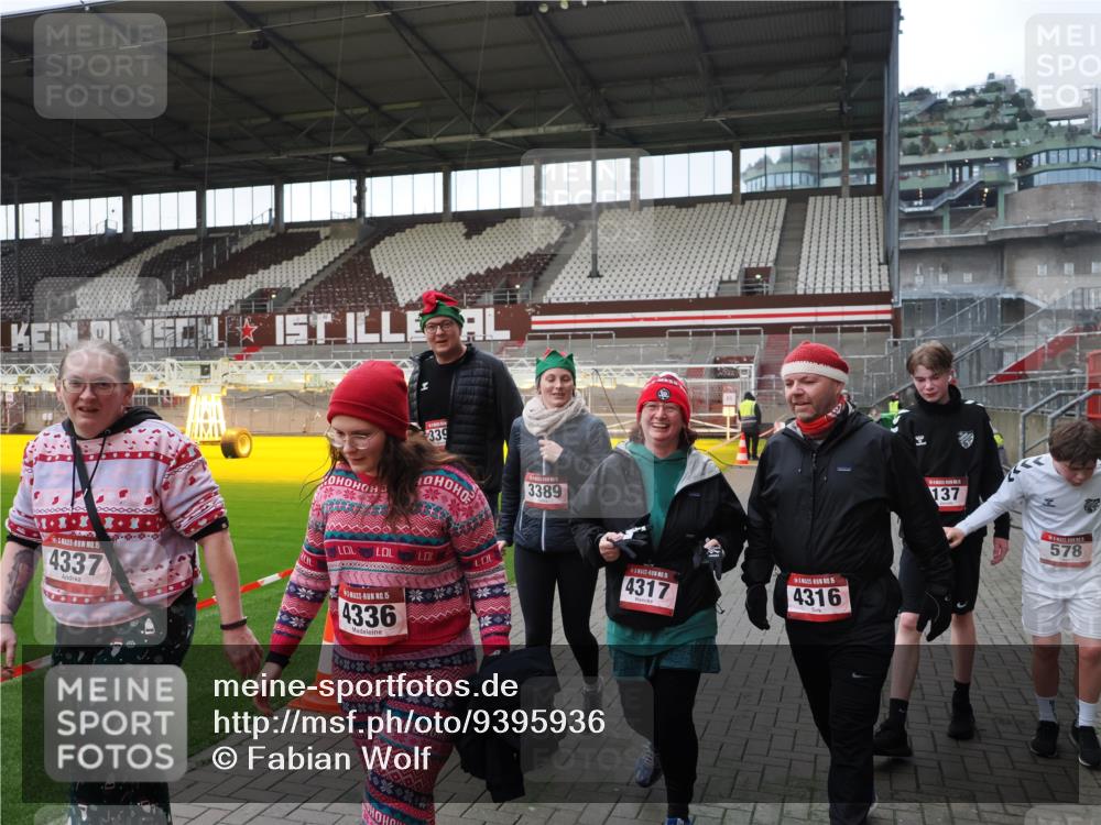 07.12.2025 - St. Pauli X-Mass-Run No. 15 Fabian Wolf http://msf.ph/oto/9395936 07.12.2025 10:34:42 Ziel 137, 578, 3389, 3390, 4277, 4309, 4310, 4316, 4317, 4336, 4337 meine-sportfotos.de