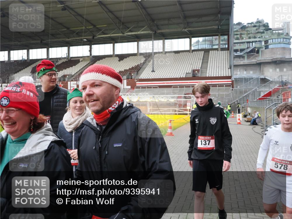 07.12.2025 - St. Pauli X-Mass-Run No. 15 Fabian Wolf http://msf.ph/oto/9395941 07.12.2025 10:34:44 Ziel 137, 578, 3389, 3390, 4276, 4277, 4309, 4310, 4316, 4317, 4336, 4337 meine-sportfotos.de