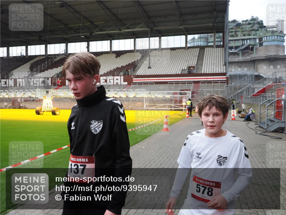 07.12.2025 - St. Pauli X-Mass-Run No. 15 Fabian Wolf http://msf.ph/oto/9395947 07.12.2025 10:34:45 Ziel 137, 493, 578, 3389, 3390, 4276, 4277, 4309, 4310, 4316, 4317, 4336, 4337 meine-sportfotos.de