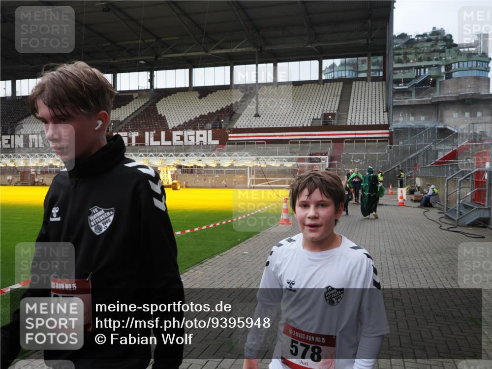 07.12.2025 - St. Pauli X-Mass-Run No. 15 Fabian Wolf http://msf.ph/oto/9395948 07.12.2025 10:34:45 Ziel 137, 493, 578, 3389, 3390, 4276, 4277, 4309, 4310, 4316, 4317, 4336, 4337 meine-sportfotos.de