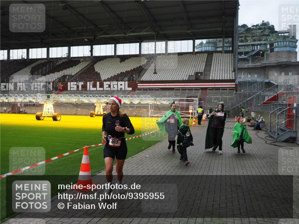 07.12.2025 - St. Pauli X-Mass-Run No. 15 Fabian Wolf http://msf.ph/oto/9395955 07.12.2025 10:34:50 Ziel 137, 493, 578, 4276, 4277, 4309, 4310, 4316, 4317, 4336, 4337 meine-sportfotos.de