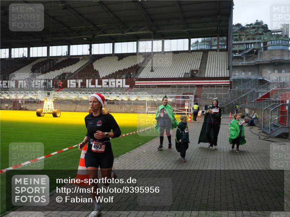 07.12.2025 - St. Pauli X-Mass-Run No. 15 Fabian Wolf http://msf.ph/oto/9395956 07.12.2025 10:34:51 Ziel 137, 493, 578, 4276, 4277, 4309, 4310, 4316, 4317, 4336 meine-sportfotos.de