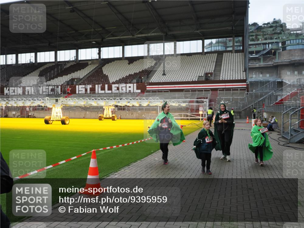 07.12.2025 - St. Pauli X-Mass-Run No. 15 Fabian Wolf http://msf.ph/oto/9395959 07.12.2025 10:34:51 Ziel 137, 493, 578, 4276, 4277, 4309, 4310, 4316, 4317, 4336 meine-sportfotos.de