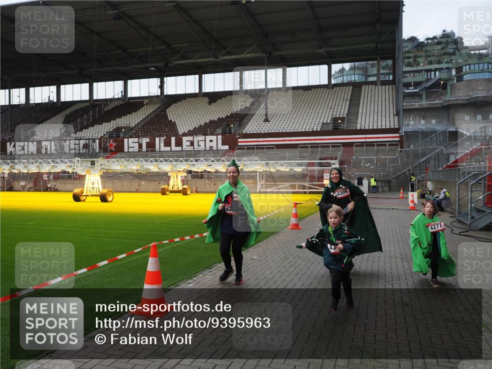 07.12.2025 - St. Pauli X-Mass-Run No. 15 Fabian Wolf http://msf.ph/oto/9395963 07.12.2025 10:34:52 Ziel 137, 493, 578, 4276, 4277, 4309, 4310 meine-sportfotos.de